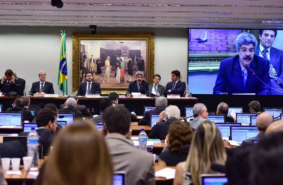 O debate ocorrido na CPI não foi entre os que queriam apurar irregularidades na estatal e os que preferiam escondê-los. Acima de tudo, foi um debate político, entre os que têm clareza sobre a importância da Petrobras para a soberania nacional e aqueles que, no governo FHC, tentaram privatizá-la (Foto: Valmir Prascidelli) O debate ocorrido na CPI não foi entre os que queriam apurar irregularidades na estatal e os que preferiam escondê-los. Acima de tudo, foi um debate político, entre os que têm clareza sobre a importância da Petrobras para a soberania nacional e aqueles que, no governo FHC, tentaram privatizá-la