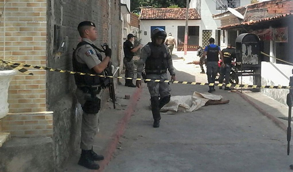 Dois militares do Serviço de Inteligência da Polícia Militar foram encontrados mortos em uma grota no bairro do Barro Duro, em Maceió; suspeita é de que foram identificados e executados por criminosos; eles realizavam um trabalho de investigação na região (Foto: Voney Malta) Dois militares do Serviço de Inteligência da Polícia Militar foram encontrados mortos em uma grota no bairro do Barro Duro, em Maceió; suspeita é de que foram identificados e executados por criminosos; eles realizavam um trabalho de investigação na região