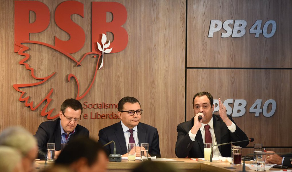 Encontro da bancada do PSB realizado nesta terça-feira, que contou com a presença dos governadores Rodrigo Rollemberg, do Distrito Federal, Paulo Câmara, de Pernambuco, e Ricardo Coutinho, da Paraíba, anunciou a nova posição do partido: em vez de manter independência em relação ao governo da presidente Dilma, o PSB agora é oposição; “Entendemos que é um governo moribundo, temos que encontrar um meio de o país não sangrar por muito tempo”, disse o presidente da legenda, Carlos Siqueira; mais do que isso, o PSB também anunciou apoio ao golpe parlamentar contra a presidente; “Há uma tendência bastante forte de que se o impeachment chegar ao plenário da Câmara ele será aprovado também pela nossa bancada”, afirmou Siqueira (Foto: Leonardo Attuch) Encontro da bancada do PSB realizado nesta terça-feira, que contou com a presença dos governadores Rodrigo Rollemberg, do Distrito Federal, Paulo Câmara, de Pernambuco, e Ricardo Coutinho, da Paraíba, anunciou a nova posição do partido: em vez de manter independência em relação ao governo da presidente Dilma, o PSB agora é oposição; “Entendemos que é um governo moribundo, temos que encontrar um meio de o país não sangrar por muito tempo”, disse o presidente da legenda, Carlos Siqueira; mais do que isso, o PSB também anunciou apoio ao golpe parlamentar contra a presidente; “Há uma tendência bastante forte de que se o impeachment chegar ao plenário da Câmara ele será aprovado também pela nossa bancada”, afirmou Siqueira