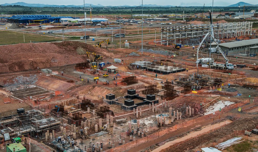 Em ato organizado pelo Sindicato dos Petroleiros do Estado do Rio de Janeiro (Sindipetro-RJ) e pela Federação Nacional dos Petroleiros (FNP), os trabalhadores da Petrobras fecharam, durante três horas, os acessos ao Polo Petroquímico do Rio de Janeiro (Comperj); petroleiros que estão em campanha salarial e defendem a retomada das obras do Comperj, com readmissão dos milhares de trabalhadores demitidos após a suspensão parcial das obras do polo (Foto: Leonardo Lucena) Em ato organizado pelo Sindicato dos Petroleiros do Estado do Rio de Janeiro (Sindipetro-RJ) e pela Federação Nacional dos Petroleiros (FNP), os trabalhadores da Petrobras fecharam, durante três horas, os acessos ao Polo Petroquímico do Rio de Janeiro (Comperj); petroleiros que estão em campanha salarial e defendem a retomada das obras do Comperj, com readmissão dos milhares de trabalhadores demitidos após a suspensão parcial das obras do polo