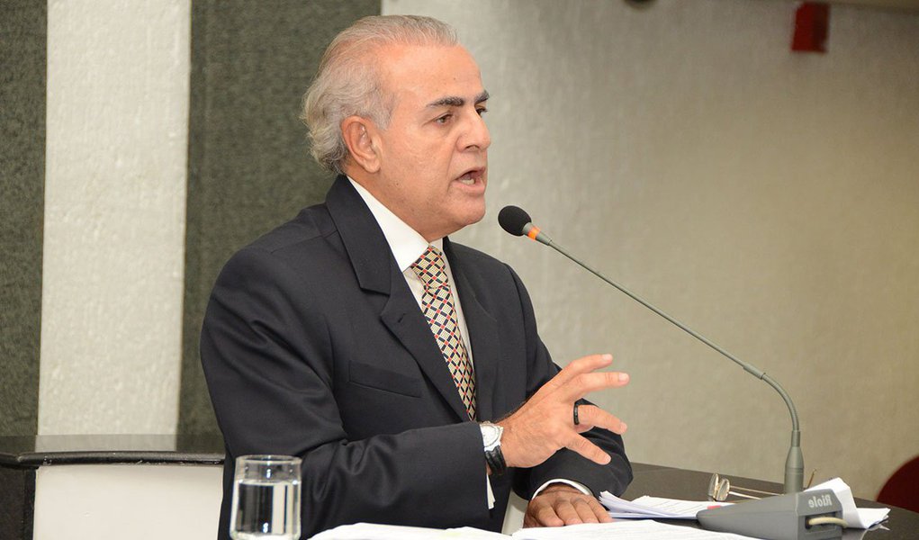 Líder do governo na Assembleia solicitou a celebração de convênio do governo do Estado com o município de Porto Nacional para a construção de um Hospital Universitário com 300 leitos; Mourão defende a descentralização do sistema de saúde do estado, com a construção de hospitais de referência em regiões estratégicas, para desafogar o Hospital Geral de Palmas (HGP); "Embora o governo faça investimentos além do que é determinado pela lei, a população ainda não tem o atendimento que deseja e merece", pontuou (Foto: Aquiles Lins) Líder do governo na Assembleia solicitou a celebração de convênio do governo do Estado com o município de Porto Nacional para a construção de um Hospital Universitário com 300 leitos; Mourão defende a descentralização do sistema de saúde do estado, com a construção de hospitais de referência em regiões estratégicas, para desafogar o Hospital Geral de Palmas (HGP); "Embora o governo faça investimentos além do que é determinado pela lei, a população ainda não tem o atendimento que deseja e merece", pontuou