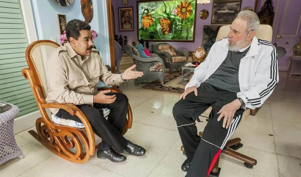 Ex-presidente cubano Fidel Castro parabenizou o presidente da Venezuela, Nicolás Maduro, pelo "discurso brilhante e corajoso" feito por ele na mesma noite em que o seu partido perdeu a maioria das vagas nas eleições legislativas; "Junto-me à opinião unânime daqueles que o congratularam por seu discurso brilhante e corajoso na noite de 6 de dezembro, mal conhecendo o veredicto das urnas", disse (Foto: Paulo Emílio) Ex-presidente cubano Fidel Castro parabenizou o presidente da Venezuela, Nicolás Maduro, pelo "discurso brilhante e corajoso" feito por ele na mesma noite em que o seu partido perdeu a maioria das vagas nas eleições legislativas; "Junto-me à opinião unânime daqueles que o congratularam por seu discurso brilhante e corajoso na noite de 6 de dezembro, mal conhecendo o veredicto das urnas", disse