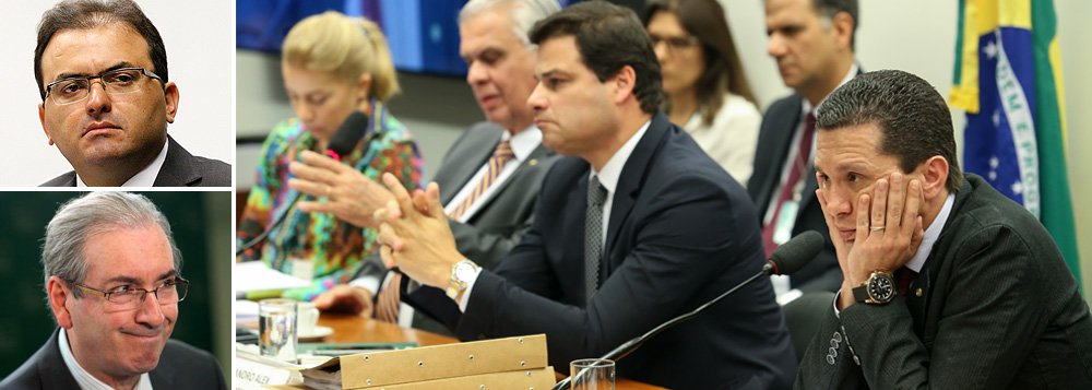 Em nota, entidade presidida por Marcus Vinicius Furtado Coêlho condena as manobras do presidente da Câmara, Eduardo Cunha (PMDB-RJ), para obstruir a deliberação do Conselho de Ética sobre o processo de sua cassação; ontem, por ordem da Mesa Diretora da Casa, o presidente do colegiado destituiu o relator do processo; "A OAB está pronta para ir ao STF com uma ação para garantir o funcionamento adequado do Conselho de Ética, caso isso seja necessário", anuncia a Ordem dos Advogados do Brasil, no comunicado; "A palavra da OAB sempre foi relevante nos processos políticos brasileiros. Até aqui a entidade se manteve distante da guerra do impeachment, adiando um posicionamento. Isso começou a mudar nesta manhã", comenta Tereza Cruvinel; nova sessão acorre na manhã desta quinta (Foto: Tereza Cruvinel) Em nota, entidade presidida por Marcus Vinicius Furtado Coêlho condena as manobras do presidente da Câmara, Eduardo Cunha (PMDB-RJ), para obstruir a deliberação do Conselho de Ética sobre o processo de sua cassação; ontem, por ordem da Mesa Diretora da Casa, o presidente do colegiado destituiu o relator do processo; "A OAB está pronta para ir ao STF com uma ação para garantir o funcionamento adequado do Conselho de Ética, caso isso seja necessário", anuncia a Ordem dos Advogados do Brasil, no comunicado; "A palavra da OAB sempre foi relevante nos processos políticos brasileiros. Até aqui a entidade se manteve distante da guerra do impeachment, adiando um posicionamento. Isso começou a mudar nesta manhã", comenta Tereza Cruvinel; nova sessão acorre na manhã desta quinta