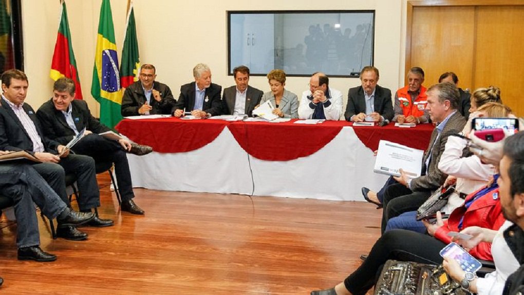 Presidente anunciou que vai enviar equipe do governo federal para auxiliar os municípios atingidos pelas chuvas no Rio Grande do Sul; equipe trabalhará em conjunto com o governo do estado para auxiliar as prefeituras de cidades gaúchas que ainda não conseguiram reunir documentos para obter recursos da União; “Além dos 66 municípios que nós já reconhecemos como estado de emergência, nós vamos vir com uma equipe do governo federal, junto com o governo do estado e os prefeitos, para tomar as providências necessárias para que se cumpram os requisitos”, disse Dilma Rousseff (Foto: José Barbacena) Presidente anunciou que vai enviar equipe do governo federal para auxiliar os municípios atingidos pelas chuvas no Rio Grande do Sul; equipe trabalhará em conjunto com o governo do estado para auxiliar as prefeituras de cidades gaúchas que ainda não conseguiram reunir documentos para obter recursos da União; “Além dos 66 municípios que nós já reconhecemos como estado de emergência, nós vamos vir com uma equipe do governo federal, junto com o governo do estado e os prefeitos, para tomar as providências necessárias para que se cumpram os requisitos”, disse Dilma Rousseff