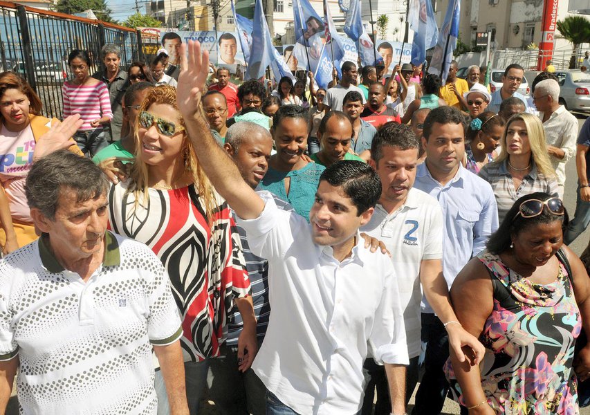 Melhor prefeito entre as capitais brasileiras, conforme avaliação popular feita no início deste ano, ACM Neto (DEM) continua bem visto diante da população de Salvador; sondagem do Instituto Paraná Pesquisas divulgada nesta quinta-feira revela que o jovem democrata tem sua gestão aprovada por 84,7% dos soteropolitanos; a mesma pesquisa aponta ACM reeleito com 62,1% dos votos, se as eleições fossem hoje (Foto: Romulo Faro) Melhor prefeito entre as capitais brasileiras, conforme avaliação popular feita no início deste ano, ACM Neto (DEM) continua bem visto diante da população de Salvador; sondagem do Instituto Paraná Pesquisas divulgada nesta quinta-feira revela que o jovem democrata tem sua gestão aprovada por 84,7% dos soteropolitanos; a mesma pesquisa aponta ACM reeleito com 62,1% dos votos, se as eleições fossem hoje