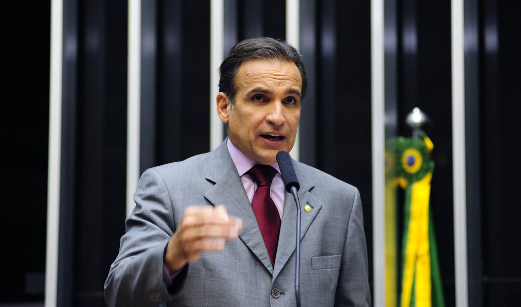 Quem anunciou o número foi o deputado Hugo Leal (Pros-RJ), relator do projeto de lei que altera a meta do Orçamento de 2015; segundo ele, o valor não inclui os atrasos nos repasses a bancos públicos; "Nas despesas, não houve nenhuma alteração. Na realidade, o que você tem é a não expectativa das receitas administradas. O que o governo trabalha é com um déficit para 2015 de R$ 51,8 bilhões. Essa é a meta levando em consideração a frustração das receitas previstas e a queda da arrecadação", disse (Foto: Aquiles Lins) Quem anunciou o número foi o deputado Hugo Leal (Pros-RJ), relator do projeto de lei que altera a meta do Orçamento de 2015; segundo ele, o valor não inclui os atrasos nos repasses a bancos públicos; "Nas despesas, não houve nenhuma alteração. Na realidade, o que você tem é a não expectativa das receitas administradas. O que o governo trabalha é com um déficit para 2015 de R$ 51,8 bilhões. Essa é a meta levando em consideração a frustração das receitas previstas e a queda da arrecadação", disse