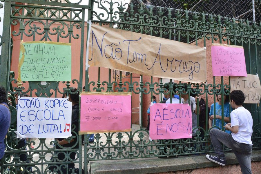 Secretaria da Educação avisou que estava “insistindo no diálogo” e investindo em “reuniões pacíficas” e que, com isso, teria conseguido a desocupação de 38 escolas; Apeoesp, principal sindicato de professores do Estado, diz que 28 unidades informadas “jamais foram ocupadas”; há 19 dias, os alunos iniciaram um movimento de tomada de escolas contra a reorganização, que prevê separação por faixa etária e fechamento de 93 unidades. Até esta sexta, 190 colégios estavam invadidos (Foto: Realle Palazzo-Martini) Secretaria da Educação avisou que estava “insistindo no diálogo” e investindo em “reuniões pacíficas” e que, com isso, teria conseguido a desocupação de 38 escolas; Apeoesp, principal sindicato de professores do Estado, diz que 28 unidades informadas “jamais foram ocupadas”; há 19 dias, os alunos iniciaram um movimento de tomada de escolas contra a reorganização, que prevê separação por faixa etária e fechamento de 93 unidades. Até esta sexta, 190 colégios estavam invadidos