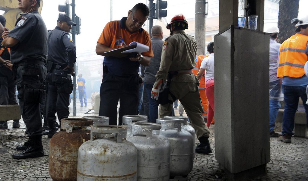 As equipes operacionais da Prefeitura do Rio continuam mobilizadas no local da explosão em São Cristóvão, zona norte da cidade; estão no local mais de 150 agentes da Defesa Civil, Guarda Municipal, Companhia de Engenharia de Tráfego (Cet-Rio), Comlurb, Rio Luz e das secretarias municipais de Conservação e Serviços Públicos, Desenvolvimento Social e Ordem Pública; mais de 60 bombeiros permanecem na área, onde estão desde as 3h desta segunda (19), quando houve a explosão que atingiu dezenas de imóveis; treze imóveis foram interditados por causa da possibilidade de desprendimento de material (Foto: Leonardo Lucena) As equipes operacionais da Prefeitura do Rio continuam mobilizadas no local da explosão em São Cristóvão, zona norte da cidade; estão no local mais de 150 agentes da Defesa Civil, Guarda Municipal, Companhia de Engenharia de Tráfego (Cet-Rio), Comlurb, Rio Luz e das secretarias municipais de Conservação e Serviços Públicos, Desenvolvimento Social e Ordem Pública; mais de 60 bombeiros permanecem na área, onde estão desde as 3h desta segunda (19), quando houve a explosão que atingiu dezenas de imóveis; treze imóveis foram interditados por causa da possibilidade de desprendimento de material