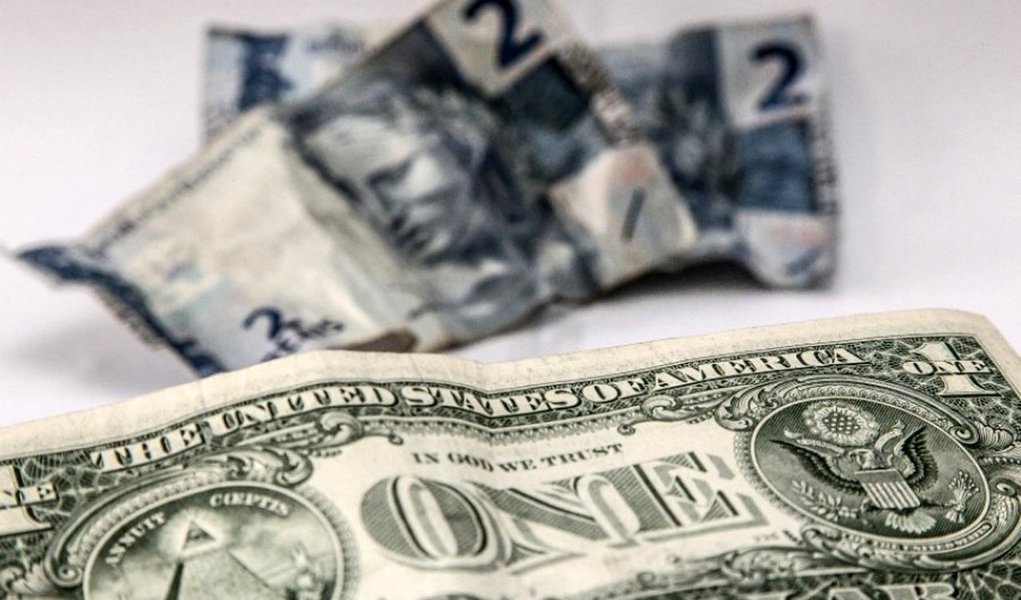 Moeda nortea-mericana abriu em alta de mais de 1% nesta quarta-feira, após a Polícia Federal prender o líder do governo no Senado, senador Delcídio Amaral (PT-MS), e o presidente do BTG Pactual, André Esteves, no âmbito da operação Lava Jato; mercado ainda aguarda novos desdobramentos (Foto: Paulo Emílio) Moeda nortea-mericana abriu em alta de mais de 1% nesta quarta-feira, após a Polícia Federal prender o líder do governo no Senado, senador Delcídio Amaral (PT-MS), e o presidente do BTG Pactual, André Esteves, no âmbito da operação Lava Jato; mercado ainda aguarda novos desdobramentos