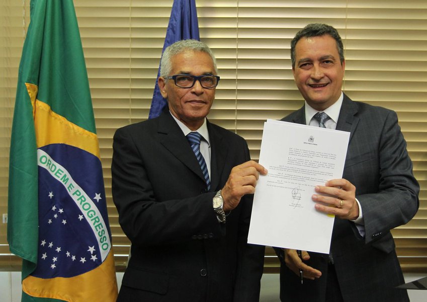 O governador Rui Costa sancionou nesta quarta-feira a lei de criação da Vara dos Feitos Relativos a Delitos Praticados por Organização Criminosa. A unidade judicial será responsável por processar e julgar crimes de quadrilhas de tráfico de drogas e roubos a bancos; "Por ser especializada, esta vara vai proporcionar mais conhecimento e maior segurança para os juízes ao emitir decisões. A agilidade faz toda diferença para alcançar aqueles que se associam para cometer crimes", afirmou Rui (Foto: Romulo Faro) O governador Rui Costa sancionou nesta quarta-feira a lei de criação da Vara dos Feitos Relativos a Delitos Praticados por Organização Criminosa. A unidade judicial será responsável por processar e julgar crimes de quadrilhas de tráfico de drogas e roubos a bancos; "Por ser especializada, esta vara vai proporcionar mais conhecimento e maior segurança para os juízes ao emitir decisões. A agilidade faz toda diferença para alcançar aqueles que se associam para cometer crimes", afirmou Rui