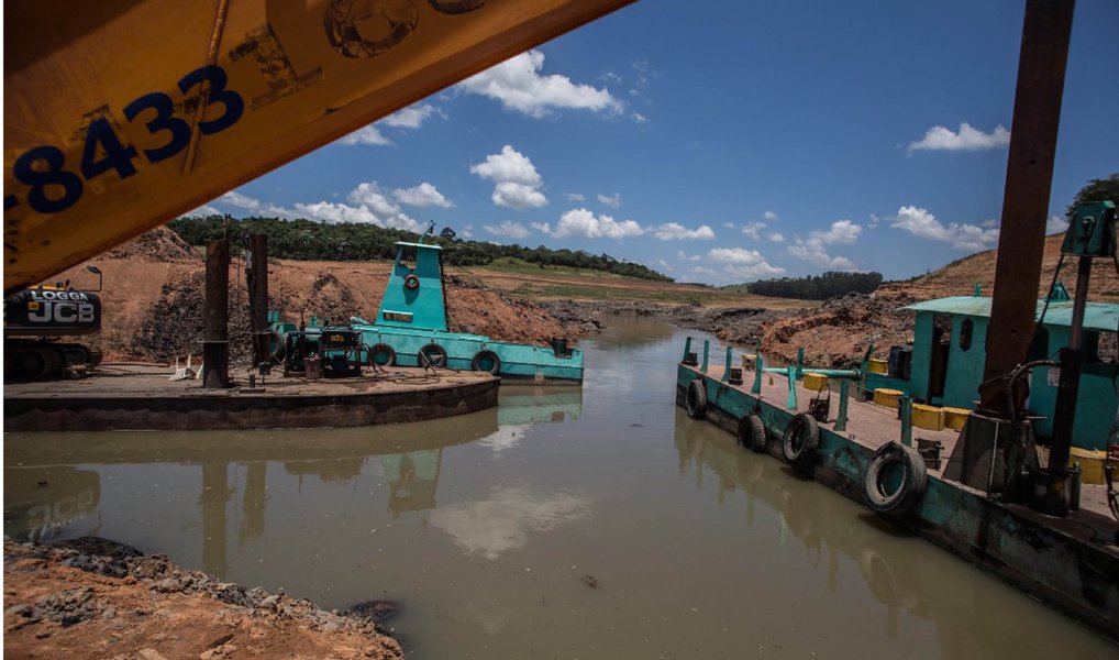 Companhia de Saneamento do Estado de São Paulo (Sabesp) começará a enviar a água do Rio Grande para o Sistema Alto Tietê, sem que a obra do Rio Pequeno, um braço da represa Billings e que até então não é utilizado para o abastecimento, estar pronta; sem o reforço do Rio Pequeno, especialistas temem que o braço do Rio Grande possa secar em cerca de seis meses ao encaminhar 4 mil litros de água por segundo para o Alto Tietê; Sabesp não informou quando deverá entregar a obra de interligação dos dois braços da represa Billings, mas confirmou que iniciará a operação da interligação para o Sistema Alto Tietê nesta quarta (30) (Foto: Paulo Emílio) Companhia de Saneamento do Estado de São Paulo (Sabesp) começará a enviar a água do Rio Grande para o Sistema Alto Tietê, sem que a obra do Rio Pequeno, um braço da represa Billings e que até então não é utilizado para o abastecimento, estar pronta; sem o reforço do Rio Pequeno, especialistas temem que o braço do Rio Grande possa secar em cerca de seis meses ao encaminhar 4 mil litros de água por segundo para o Alto Tietê; Sabesp não informou quando deverá entregar a obra de interligação dos dois braços da represa Billings, mas confirmou que iniciará a operação da interligação para o Sistema Alto Tietê nesta quarta (30)