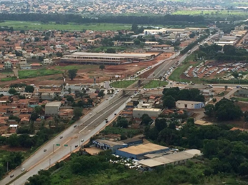 Governador Marconi Perillo retomou, na sexta-feira, a agenda de vistorias em obras de infraestrutura em Goiânia, Região Metropolitana e interior e visitou cinco frentes de trabalho que serão retomadas após o período chuvoso: Sistema Produtor Mauro Borges, que integra as obras da Barragem do João Leite, o Centro de Excelência do Esporte, que tem obras quase concluídas, conferiu os trabalhos do viaduto da GO-080 (na foto), na saída de Goiânia para Nerópolis, as obras de duplicação da GO-080 e também conferiu a etapa da duplicação da GO-070, entre Goiânia e a Cidade de Goiás (Foto: José Barbacena) Governador Marconi Perillo retomou, na sexta-feira, a agenda de vistorias em obras de infraestrutura em Goiânia, Região Metropolitana e interior e visitou cinco frentes de trabalho que serão retomadas após o período chuvoso: Sistema Produtor Mauro Borges, que integra as obras da Barragem do João Leite, o Centro de Excelência do Esporte, que tem obras quase concluídas, conferiu os trabalhos do viaduto da GO-080 (na foto), na saída de Goiânia para Nerópolis, as obras de duplicação da GO-080 e também conferiu a etapa da duplicação da GO-070, entre Goiânia e a Cidade de Goiás
