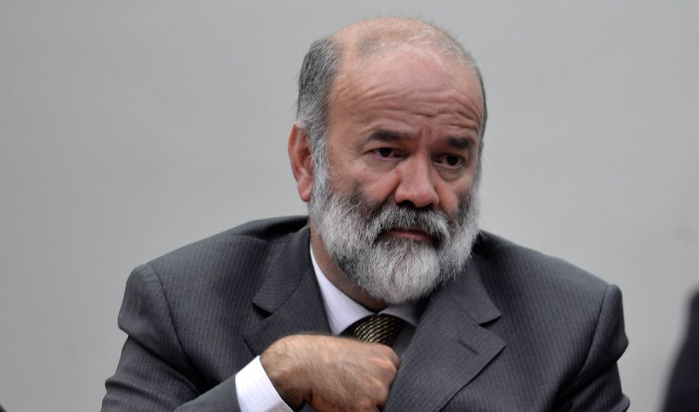 Em petição à acusação apresentada pelo Ministério Público Federal (MPF) no início de setembro, o criminalista Luiz Flávio Borges D'Urso defende que não há nenhuma prova da participação do ex-tesoureiro do PT João Vacari Neto no esquema de arrecadação de propinas em contratos da Petrobras; D'Urso disse que as acusações estão sendo fundamentadas "apenas" na delação do operador Milton Pascowitch; "A própria acusação não consegue definir por quantas vezes supostamente o acusado teria praticado corrupção passiva", exemplificou o criminalista (Foto: Aquiles Lins) Em petição à acusação apresentada pelo Ministério Público Federal (MPF) no início de setembro, o criminalista Luiz Flávio Borges D'Urso defende que não há nenhuma prova da participação do ex-tesoureiro do PT João Vacari Neto no esquema de arrecadação de propinas em contratos da Petrobras; D'Urso disse que as acusações estão sendo fundamentadas "apenas" na delação do operador Milton Pascowitch; "A própria acusação não consegue definir por quantas vezes supostamente o acusado teria praticado corrupção passiva", exemplificou o criminalista