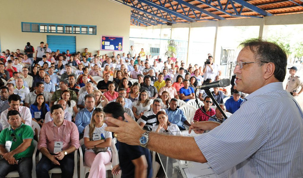 Governador Marcelo Miranda (PMDB) e comitiva de autoridades estaduais participaram nesta segunda-feira, 28, em Colinas do Tocantins, de uma mais uma edição das discussões para elaboração do Plano Plurianual (PPA); "Já atingimos quase 80% do estado. Um contato direto com a sociedade em que todos estão tendo o direito de falar, sugerir projetos que possam ser consolidados no seu município", destacou; Marcelo reforçou que os R$ 300 milhões do Banco Mundial (Bird), por meio do Projeto de Desenvolvimento Regional Integrado e Sustentável (PDRIS), sem contrapartida financeira do Estado (Foto: Aquiles Lins) Governador Marcelo Miranda (PMDB) e comitiva de autoridades estaduais participaram nesta segunda-feira, 28, em Colinas do Tocantins, de uma mais uma edição das discussões para elaboração do Plano Plurianual (PPA); "Já atingimos quase 80% do estado. Um contato direto com a sociedade em que todos estão tendo o direito de falar, sugerir projetos que possam ser consolidados no seu município", destacou; Marcelo reforçou que os R$ 300 milhões do Banco Mundial (Bird), por meio do Projeto de Desenvolvimento Regional Integrado e Sustentável (PDRIS), sem contrapartida financeira do Estado