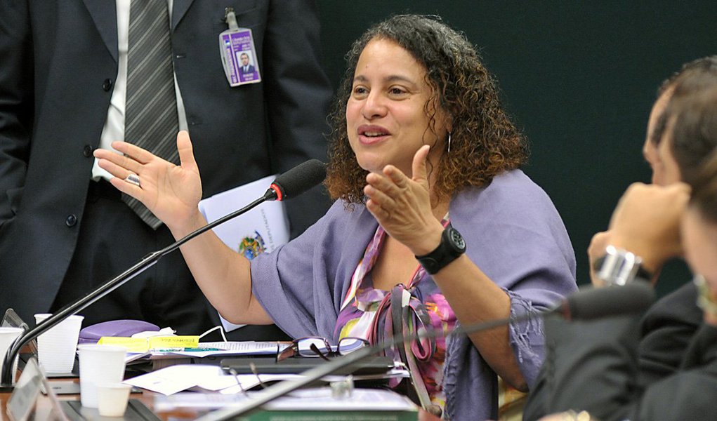 Deputada federal Luciana Santos (PCdoB-PE), considerou "chocante" a abertura do processo de impeachment contra a presidente Dilma Rousseff por parte do presidente da Câmara, Eduardo Cunha (PMDB-RJ); "Um presidente da Câmara, que tem conta na Suíça, que tem todos os processos da Procuradoria Geral da República, do Ministério Público, de comprovação, de delitos, é a autoridade que está fazendo o processo de impeachment contra Dilma que não tem sequer uma acusação de improbidade administrativa, ou de corrupção. É chocante", disse; ela também acusou a oposição de hipocrisia sobre o assunto, já que apesar do discurso sobre ética apoia a atitude de Cunha, apesar das acusações que pesam contra ele (Foto: Paulo Emílio) Deputada federal Luciana Santos (PCdoB-PE), considerou "chocante" a abertura do processo de impeachment contra a presidente Dilma Rousseff por parte do presidente da Câmara, Eduardo Cunha (PMDB-RJ); "Um presidente da Câmara, que tem conta na Suíça, que tem todos os processos da Procuradoria Geral da República, do Ministério Público, de comprovação, de delitos, é a autoridade que está fazendo o processo de impeachment contra Dilma que não tem sequer uma acusação de improbidade administrativa, ou de corrupção. É chocante", disse; ela também acusou a oposição de hipocrisia sobre o assunto, já que apesar do discurso sobre ética apoia a atitude de Cunha, apesar das acusações que pesam contra ele