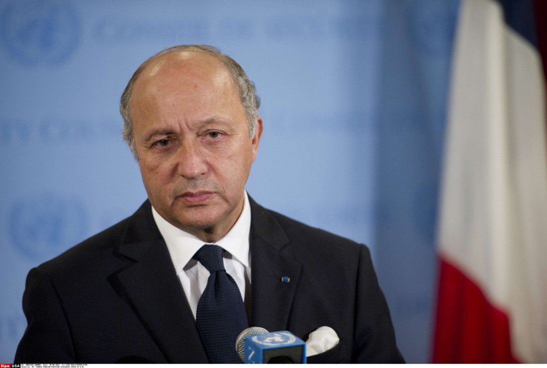 O ministro das Relações Exteriores francês, Laurent Fabius, apresentou o texto do projeto do acordo global para o clima neste sábado, uma medida "histórica" que pretende transformar a economia global baseada em combustíveis fósseis e virar a rota do aquecimento global; Fabius pediu a autoridades de cerca de 200 países que apoiem o que ele espera ser um acordo final (Foto: Gisele Federicce) O ministro das Relações Exteriores francês, Laurent Fabius, apresentou o texto do projeto do acordo global para o clima neste sábado, uma medida "histórica" que pretende transformar a economia global baseada em combustíveis fósseis e virar a rota do aquecimento global; Fabius pediu a autoridades de cerca de 200 países que apoiem o que ele espera ser um acordo final