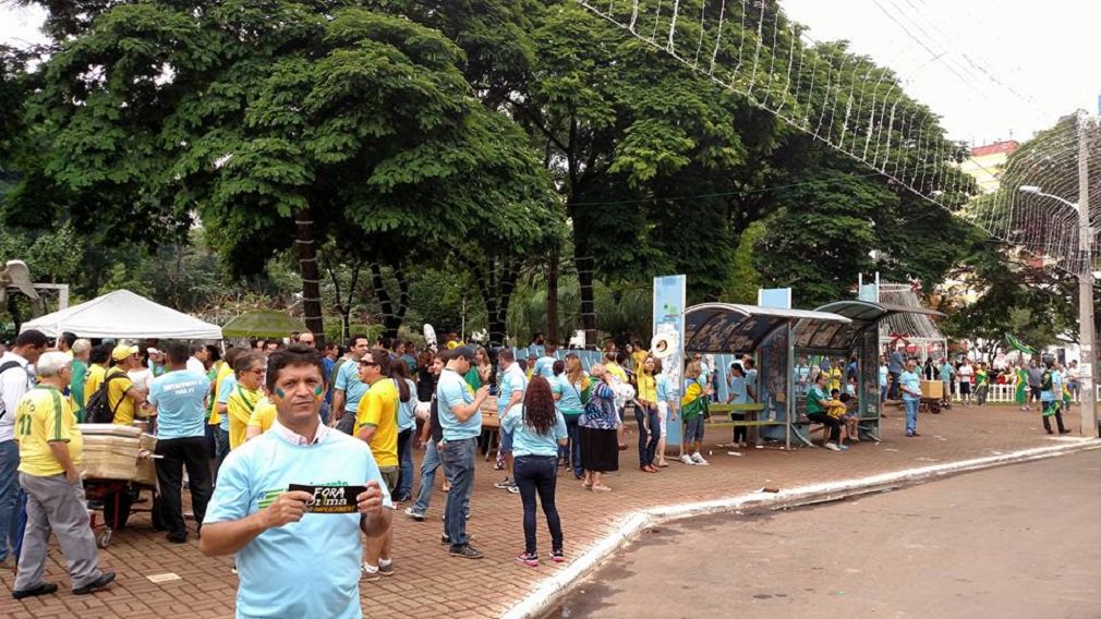 Manifestação contra a presidente Dilma Rousseff (PT), organizada pelo Movimento Brasil Livre, em Goiânia foi um fracasso em termos de público; por volta de 15h, pouco mais de 300 pessoas acompanhavam um carro de som na Praça Tamandaré, no Setor Oeste; em Goiânia, o MBL é coordenado pelo médico Silvio Fernandes, do DEM e afilhado político do senador Ronaldo Caiado, que não foi ao protesto mais uma vez (Foto: José Barbacena) Manifestação contra a presidente Dilma Rousseff (PT), organizada pelo Movimento Brasil Livre, em Goiânia foi um fracasso em termos de público; por volta de 15h, pouco mais de 300 pessoas acompanhavam um carro de som na Praça Tamandaré, no Setor Oeste; em Goiânia, o MBL é coordenado pelo médico Silvio Fernandes, do DEM e afilhado político do senador Ronaldo Caiado, que não foi ao protesto mais uma vez