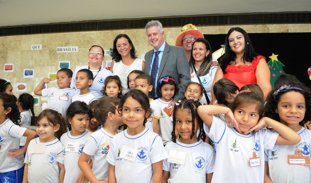 Governador de Brasília, Rodrigo Rollemberg, assinou um projeto de lei que estabelece princípios e diretrizes para a formulação e a implementação de políticas públicas voltadas a crianças de até 6 anos; segundo o executivo local, o Distrito Federal é a primeira unidade da Federação a propor uma legislação específica para a garantia integral dos direitos da primeira infância; na Educação, por exemplo, algumas das prioridades da pasta serão o atendimento em creches e na pré-escola; na Saúde, o aleitamento materno, o pré-natal e a pediatria (Foto: Leonardo Lucena) Governador de Brasília, Rodrigo Rollemberg, assinou um projeto de lei que estabelece princípios e diretrizes para a formulação e a implementação de políticas públicas voltadas a crianças de até 6 anos; segundo o executivo local, o Distrito Federal é a primeira unidade da Federação a propor uma legislação específica para a garantia integral dos direitos da primeira infância; na Educação, por exemplo, algumas das prioridades da pasta serão o atendimento em creches e na pré-escola; na Saúde, o aleitamento materno, o pré-natal e a pediatria
