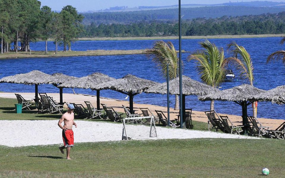 Distante 214 km da capital paulista, a cidade atrai os fãs do ecoturismo e os mortais que apenas querem fugir da agitação dos centros urbanos e desfrutar de momentos de paz na natureza, curtindo as águas clarinhas de uma linda represa (Foto: Luis Pellegrini) Distante 214 km da capital paulista, a cidade atrai os fãs do ecoturismo e os mortais que apenas querem fugir da agitação dos centros urbanos e desfrutar de momentos de paz na natureza, curtindo as águas clarinhas de uma linda represa