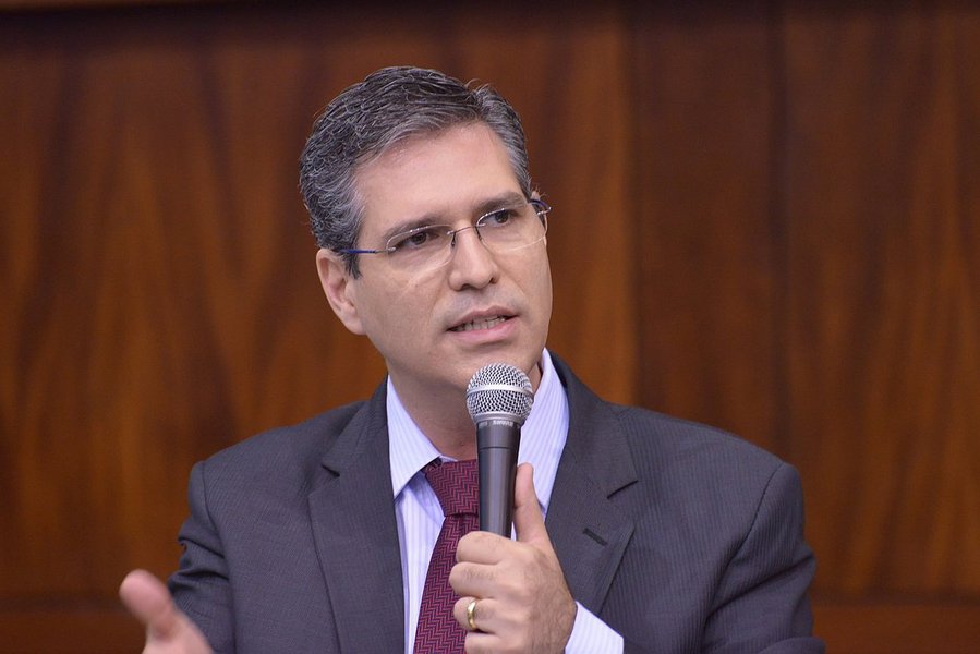 Este será o primeiro processo julgado pelo Conselho de Ética da Assembleia Legislativa; Major Araújo (PRP) será julgado por sua conduta em episódio com o deputado Talles Barreto (PTB), em discussão no plenário no dia 1º de outubro; durante o ocorrido, os dois parlamentares quase iniciaram briga física e Araújo arremessou um tablete contra o petebista; Francisco Jr (PSD) terá o auxílio da Procuradoria da Casa; ao final, emitirá parecer ou pelo arquivamento ou por alguma das penalidades previstas no regimento (Foto: Realle Palazzo-Martini) Este será o primeiro processo julgado pelo Conselho de Ética da Assembleia Legislativa; Major Araújo (PRP) será julgado por sua conduta em episódio com o deputado Talles Barreto (PTB), em discussão no plenário no dia 1º de outubro; durante o ocorrido, os dois parlamentares quase iniciaram briga física e Araújo arremessou um tablete contra o petebista; Francisco Jr (PSD) terá o auxílio da Procuradoria da Casa; ao final, emitirá parecer ou pelo arquivamento ou por alguma das penalidades previstas no regimento