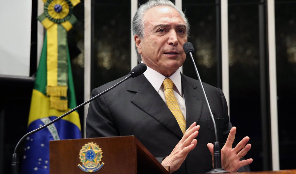 Sem votos, vice Michel Temer (PMDB) só chegaria à Presidência por meio de um golpe contra a titular Dilma Rousseff (PT); segundo o instituto Paraná Pesquisas, o peemedebista é o "lanterna" na maioria dos estados sondados na corrida presidencial; em Mato Grosso do Sul e no Pará, Temer tem 1%; em Pernambuco, 0,8%; melhor marca do vice é no Rio, com 2% das intenções de voto (Foto: Aquiles Lins) Sem votos, vice Michel Temer (PMDB) só chegaria à Presidência por meio de um golpe contra a titular Dilma Rousseff (PT); segundo o instituto Paraná Pesquisas, o peemedebista é o "lanterna" na maioria dos estados sondados na corrida presidencial; em Mato Grosso do Sul e no Pará, Temer tem 1%; em Pernambuco, 0,8%; melhor marca do vice é no Rio, com 2% das intenções de voto