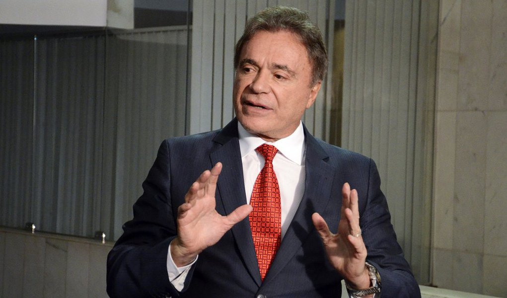 O parlamentar do PSDB paranaense afirmou que pretende buscar mais representatividade e sinalizou a sua desfiliação do partido; "Estamos discutindo com o PV a hipótese", disse ele, em coletiva de imprensa; “Estou buscando espaço para ser mais útil, uma ferramenta política onde possa atuar com maior visibilidade”, acrescentou (Foto: Aquiles Lins) O parlamentar do PSDB paranaense afirmou que pretende buscar mais representatividade e sinalizou a sua desfiliação do partido; "Estamos discutindo com o PV a hipótese", disse ele, em coletiva de imprensa; “Estou buscando espaço para ser mais útil, uma ferramenta política onde possa atuar com maior visibilidade”, acrescentou