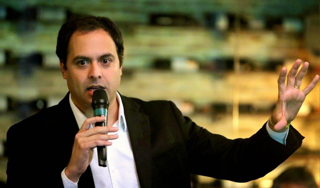 Governador de Pernambuco, Paulo Câmara (PSB), votou a dizer que não existem razões que justifiquem o afastamento da presidente Dilma Rousseff; "Não há, via crime de responsabilidade, nenhum motivo pelo afastamento da presidente. Se aparecer algum fato contra a presidente, nós defenderemos o impeachment sem nenhum problema", afirmou; socialista disse, porém, que sua fala visa defender a instituição da Presidência da República e não a figura da presidente; "Entendemos claramente que impeachment não é golpe, é um processo que existe na constituição. Mas entendemos, também, que a forma que está sendo conduzida é equivocada, é na base da chantagem. Não defendemos Dilma, defendemos as instituições", destacou (Foto: Paulo Emílio) Governador de Pernambuco, Paulo Câmara (PSB), votou a dizer que não existem razões que justifiquem o afastamento da presidente Dilma Rousseff; "Não há, via crime de responsabilidade, nenhum motivo pelo afastamento da presidente. Se aparecer algum fato contra a presidente, nós defenderemos o impeachment sem nenhum problema", afirmou; socialista disse, porém, que sua fala visa defender a instituição da Presidência da República e não a figura da presidente; "Entendemos claramente que impeachment não é golpe, é um processo que existe na constituição. Mas entendemos, também, que a forma que está sendo conduzida é equivocada, é na base da chantagem. Não defendemos Dilma, defendemos as instituições", destacou