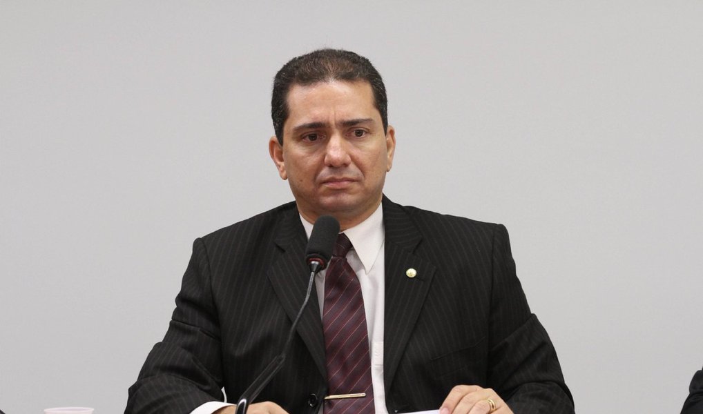 O secretário da Segurança Pública, Mendonça Prado, afirmou nesta quarta (23) que deixará o DEM e migrará para uma das legendas que dão sustentação ao governo de Jackson Barreto (PMDB); ele, no entanto, descartou a possibilidade de ser candidato a prefeito de Aracaju no próximo ano; o ex-deputado federal disse que se sentia como se houvesse sido expulso do DEM, diante do tratamento que recebeu das lideranças do partido no pleito de 2014; ele fez ainda duras críticas ao prefeito João Alves Filho (DEM), ao deputado federal André Moura (PSC) e a Edivan Amorim (PTB) (Foto: Valter Lima) O secretário da Segurança Pública, Mendonça Prado, afirmou nesta quarta (23) que deixará o DEM e migrará para uma das legendas que dão sustentação ao governo de Jackson Barreto (PMDB); ele, no entanto, descartou a possibilidade de ser candidato a prefeito de Aracaju no próximo ano; o ex-deputado federal disse que se sentia como se houvesse sido expulso do DEM, diante do tratamento que recebeu das lideranças do partido no pleito de 2014; ele fez ainda duras críticas ao prefeito João Alves Filho (DEM), ao deputado federal André Moura (PSC) e a Edivan Amorim (PTB)