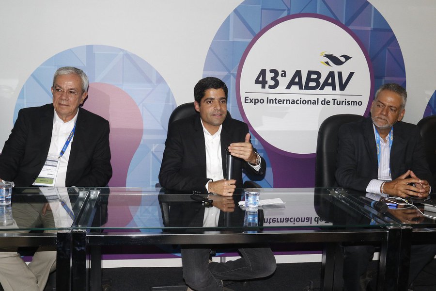O destaque do segundo dia da Expo Internacional de Turismo da Associação Brasileira de Agências de Viagem, que no Anhembi, em São Paulo, foi a programação do Réveillon Salvador 2016; o prefeito ACM Neto apresentou nesta sexta-feira a grade da 'maior festa de virada de ano do País', que deve reunir aproximadamente 1,3 milhão de pessoas em cinco dias na Praça Cairu, no Comércio; o democrata prefeito afirmou acreditar que a crise que afeta a economia nacional pode favorecer a atração de turistas para Salvador; "Acho que temos de aproveitar esse momento porque as pessoas vão preferir viajar internamente do que para fora do país, em função da alta do dólar" (Foto: Romulo Faro) O destaque do segundo dia da Expo Internacional de Turismo da Associação Brasileira de Agências de Viagem, que no Anhembi, em São Paulo, foi a programação do Réveillon Salvador 2016; o prefeito ACM Neto apresentou nesta sexta-feira a grade da 'maior festa de virada de ano do País', que deve reunir aproximadamente 1,3 milhão de pessoas em cinco dias na Praça Cairu, no Comércio; o democrata prefeito afirmou acreditar que a crise que afeta a economia nacional pode favorecer a atração de turistas para Salvador; "Acho que temos de aproveitar esse momento porque as pessoas vão preferir viajar internamente do que para fora do país, em função da alta do dólar"