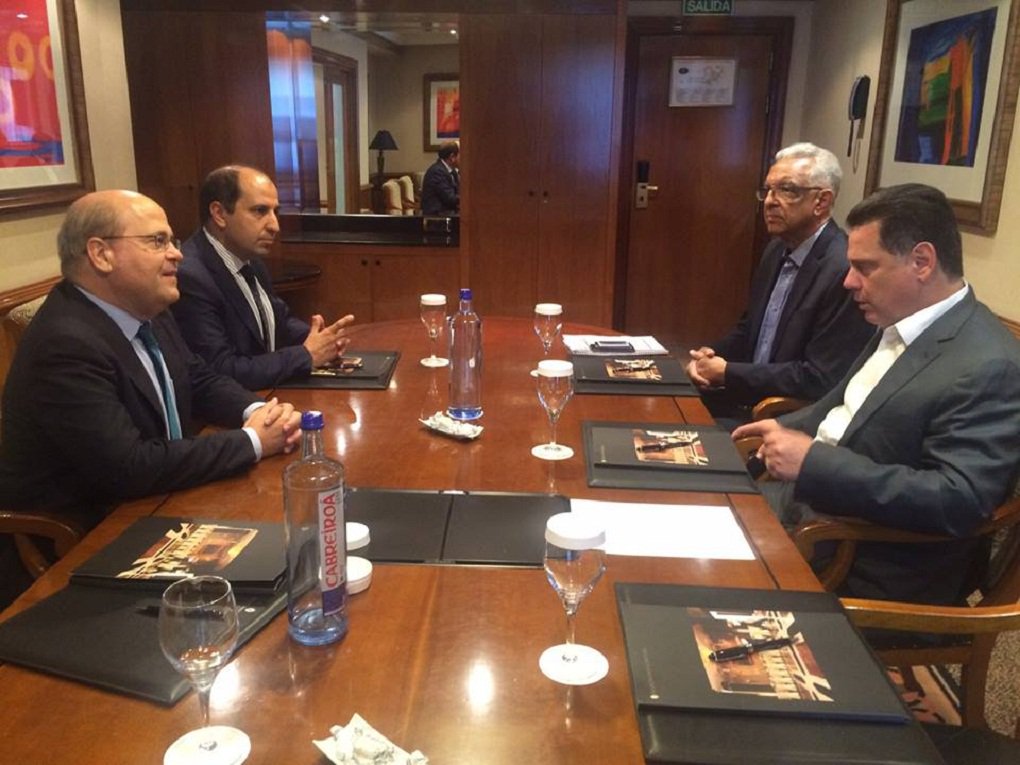 Governador Marconi Perillo reuniu-se em Madri com empresários do setor farmacoquímico e de bioenergia interessados em produzir em Goiás, através de parcerias com a Indústria Química do Estado de Goiás (Iquego); Marconi esteve com o presidente do Conselho da Associação Brasileira da Indústria Farmoquímica (Abiquif), José Correa da Silva, para tratar de parceria para fabricação de medicamento contra asma – o fumarato de formoterol budesonida – em Goiás; produção do medicamento é de alta complexidade e envolve o chamado Processo de Desenvolvimento de Produtos (PDP) (Foto: José Barbacena) Governador Marconi Perillo reuniu-se em Madri com empresários do setor farmacoquímico e de bioenergia interessados em produzir em Goiás, através de parcerias com a Indústria Química do Estado de Goiás (Iquego); Marconi esteve com o presidente do Conselho da Associação Brasileira da Indústria Farmoquímica (Abiquif), José Correa da Silva, para tratar de parceria para fabricação de medicamento contra asma – o fumarato de formoterol budesonida – em Goiás; produção do medicamento é de alta complexidade e envolve o chamado Processo de Desenvolvimento de Produtos (PDP)