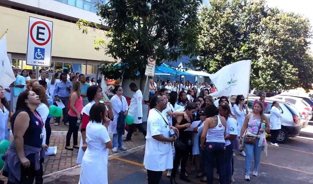 A Justiça declarou ilegal a greve dos enfermeiros, paralisados desde o dia 14; o juiz Teófilo Caetano, da 1ª Câmara Cível do Tribunal de Justiça do Distrito Federal e dos Territórios, entendeu que a paralisação é abusiva e que prejudica diretamente a população; por isso, determinou que 100% dos profissionais voltem imediatamente ao trabalho; caso a decisão seja descumprida, o sindicato que representa a categoria terá de pagar multa diária de R$ 50 mil (Foto: Leonardo Lucena) A Justiça declarou ilegal a greve dos enfermeiros, paralisados desde o dia 14; o juiz Teófilo Caetano, da 1ª Câmara Cível do Tribunal de Justiça do Distrito Federal e dos Territórios, entendeu que a paralisação é abusiva e que prejudica diretamente a população; por isso, determinou que 100% dos profissionais voltem imediatamente ao trabalho; caso a decisão seja descumprida, o sindicato que representa a categoria terá de pagar multa diária de R$ 50 mil
