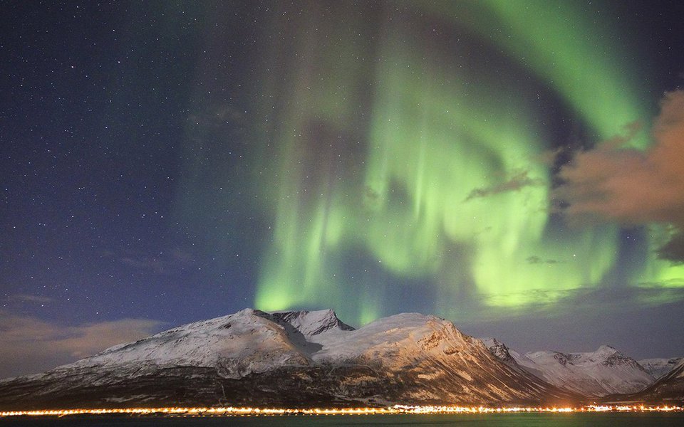 Vários membros de uma família de baleias-corcundas se encontram para dançar e brincar sob a luz mágica da aurora boreal. (Foto: Luis Pellegrini) Vários membros de uma família de baleias-corcundas se encontram para dançar e brincar sob a luz mágica da aurora boreal.