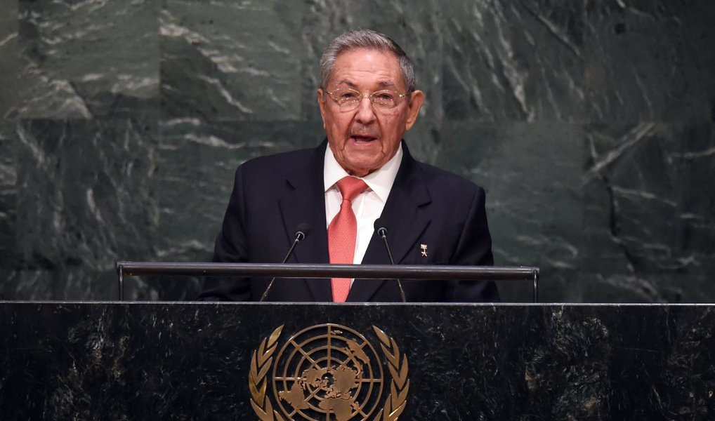 Durante discurso na sede das Nações Unidas (ONU), em Nova York, neste sábado, 26, o presidente de Cuba, Raúl Castro, pediu o fim do embargo econômico dos Estados Unidos à ilha; Castro afirmou que "o embargo econômico comercial e financeiro contra Cuba ainda continua há mais de meio século" e atrapalha o desenvolvimento do país e os interesses de outras nações e até mesmo de cidadãos e empresas norte-americanas (Foto: Aquiles Lins) Durante discurso na sede das Nações Unidas (ONU), em Nova York, neste sábado, 26, o presidente de Cuba, Raúl Castro, pediu o fim do embargo econômico dos Estados Unidos à ilha; Castro afirmou que "o embargo econômico comercial e financeiro contra Cuba ainda continua há mais de meio século" e atrapalha o desenvolvimento do país e os interesses de outras nações e até mesmo de cidadãos e empresas norte-americanas