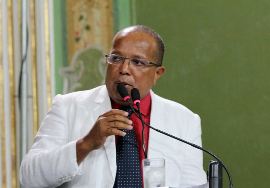 Líder da oposição na Câmara de Salvador, o vereador Luiz Carlos Suíca, do PT, sugeriu que o governo corte os R$ 98 bilhões de verbas dos deputados federais em vez de cortar os R$ 10 bilhões propostos pelo relator do Orçamento 2016 da União, deputado deputado Ricardo Barros (PP-PR); "Deveria era cortar os R$ 8 bilhões que dão de verba aos deputados federais. E isso não falo para criar polêmica. Pelo contrário, temos de ser perspicazes neste sentido. Esses recursos só servem de emendas para eles fazerem campanha", diz o petista (Foto: Romulo Faro) Líder da oposição na Câmara de Salvador, o vereador Luiz Carlos Suíca, do PT, sugeriu que o governo corte os R$ 98 bilhões de verbas dos deputados federais em vez de cortar os R$ 10 bilhões propostos pelo relator do Orçamento 2016 da União, deputado deputado Ricardo Barros (PP-PR); "Deveria era cortar os R$ 8 bilhões que dão de verba aos deputados federais. E isso não falo para criar polêmica. Pelo contrário, temos de ser perspicazes neste sentido. Esses recursos só servem de emendas para eles fazerem campanha", diz o petista