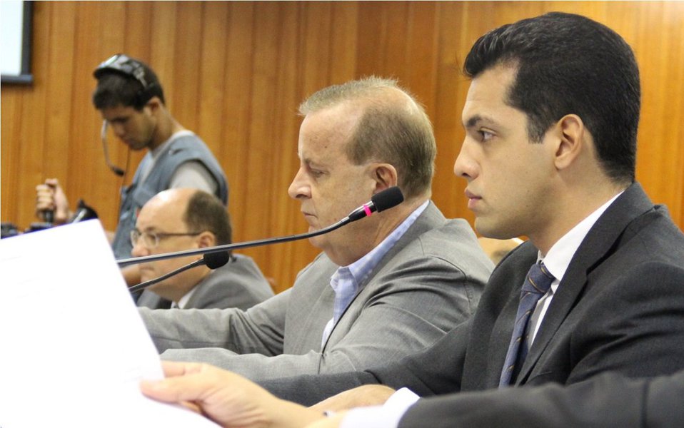 Prefeito informou que a despesa da Prefeitura de Goiânia aumentou 13,42% no segundo quadrimestre de 2015; queda real na arrecadação (descontada a inflação) do Município foi de 3,96% no mesmo período; dívida consolidada líquida do município é de R$ 532 milhões; número é avaliado pelo chefe do executivo municipal como "relativamente pequena"; TCM verificará validade das informações, já que o prefeito apresentou dados de superávit e queda na arrecadação; "Estamos surpresos com os números. Vamos tomar as devidas providências em relação a esses dados", afirma o vereador Thiago Albernaz (PSDB) (Foto: Realle Palazzo-Martini) Prefeito informou que a despesa da Prefeitura de Goiânia aumentou 13,42% no segundo quadrimestre de 2015; queda real na arrecadação (descontada a inflação) do Município foi de 3,96% no mesmo período; dívida consolidada líquida do município é de R$ 532 milhões; número é avaliado pelo chefe do executivo municipal como "relativamente pequena"; TCM verificará validade das informações, já que o prefeito apresentou dados de superávit e queda na arrecadação; "Estamos surpresos com os números. Vamos tomar as devidas providências em relação a esses dados", afirma o vereador Thiago Albernaz (PSDB)