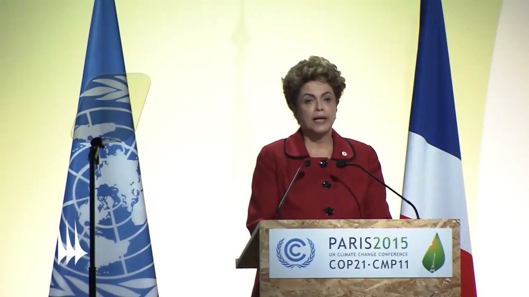Para Dilma, o documento é o resultado de uma mobilização inédita dos governos, com o engajamento ativo da sociedade em todos os países. “Duradouro e juridicamente vinculante, o acordo também é ambicioso por procurar caminhos que limitem o aumento de temperatura neste século em até 2 graus Celsius, buscando atingir 1,5 grau Celsius”, comentou (Foto: Leonardo Attuch) Para Dilma, o documento é o resultado de uma mobilização inédita dos governos, com o engajamento ativo da sociedade em todos os países. “Duradouro e juridicamente vinculante, o acordo também é ambicioso por procurar caminhos que limitem o aumento de temperatura neste século em até 2 graus Celsius, buscando atingir 1,5 grau Celsius”, comentou