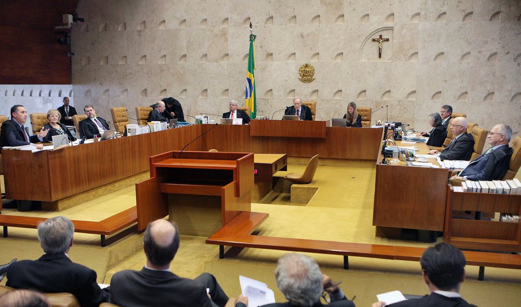 O plenário do Supremo suspendeu nesta quinta (24) a multa de R$ 50 mil que o estado do Rio Grande do Sul teria de pagar por dia de atraso no pagamento dos servidores; a multa está suspensa até o caso voltar à pauta de julgamento do plenário; a votação foi interrompida após o ministro Dias Toffoli pedir vista do processo; os ministros julgavam a suspensão de liminares concedidas pelas instâncias judiciárias estaduais, que obrigavam o estado a pagar seus servidores até o último dia do mês; embora Dias Toffoli tenha pedido vista do processo, a maioria dos ministros presentes se posicionou contra a imposição da multa fixada em uma das liminares
(Foto: Valter Lima) O plenário do Supremo suspendeu nesta quinta (24) a multa de R$ 50 mil que o estado do Rio Grande do Sul teria de pagar por dia de atraso no pagamento dos servidores; a multa está suspensa até o caso voltar à pauta de julgamento do plenário; a votação foi interrompida após o ministro Dias Toffoli pedir vista do processo; os ministros julgavam a suspensão de liminares concedidas pelas instâncias judiciárias estaduais, que obrigavam o estado a pagar seus servidores até o último dia do mês; embora Dias Toffoli tenha pedido vista do processo, a maioria dos ministros presentes se posicionou contra a imposição da multa fixada em uma das liminares