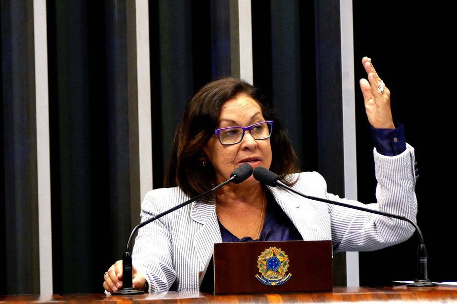 Presidente no PSB na Bahia, a senadora Lídice da Mata afirma que em nível local o partido "seguirá na postura de independência com relação ao governo federal"; além da "independência", a senadora diz também que na Bahia, os socialistas defenderão a contrariedade de um eventual processo de impeachment contra a presidente Dilma Rousseff, e se manterá aliada aos petistas baianos e ao governo Rui Costa; ainda não há uma decisão final da direção nacional do partido, segundo Lídice (Foto: Romulo Faro) Presidente no PSB na Bahia, a senadora Lídice da Mata afirma que em nível local o partido "seguirá na postura de independência com relação ao governo federal"; além da "independência", a senadora diz também que na Bahia, os socialistas defenderão a contrariedade de um eventual processo de impeachment contra a presidente Dilma Rousseff, e se manterá aliada aos petistas baianos e ao governo Rui Costa; ainda não há uma decisão final da direção nacional do partido, segundo Lídice