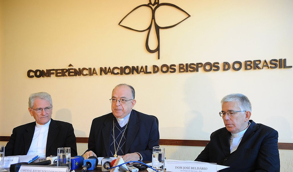 Conferência Nacional dos Bispos do Brasil (CNBB) é mais uma entidade representativa da sociedade a levantar contra o ataque de Eduardo Cunha à ordem democrática; em nota, a CNBB que a atitude de Cunha "carece de subsídios que regulem a matéria" e que a sociedade está sendo levada a crer que "há no contexto motivação de ordem estritamente embasada no exercício da política voltada para interesses contrários ao bem comum"; "Que autoridade moral fundamenta uma decisão capaz de agravar a situação nacional com consequências imprevisíveis para a vida do povo?", questiona (Foto: Aquiles Lins) Conferência Nacional dos Bispos do Brasil (CNBB) é mais uma entidade representativa da sociedade a levantar contra o ataque de Eduardo Cunha à ordem democrática; em nota, a CNBB que a atitude de Cunha "carece de subsídios que regulem a matéria" e que a sociedade está sendo levada a crer que "há no contexto motivação de ordem estritamente embasada no exercício da política voltada para interesses contrários ao bem comum"; "Que autoridade moral fundamenta uma decisão capaz de agravar a situação nacional com consequências imprevisíveis para a vida do povo?", questiona