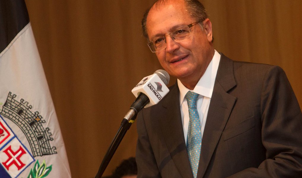 O governador Geraldo Alckmin (PSDB-SP) destoou do seu partido e defendeu nesta segunda (14) que o recesso parlamentar não ocorra para que o processo de impeachment da presidente Dilma Rousseff seja resolvido "rapidamente"; "O correto é decidir rapidamente. Seja para um lado, seja para outro. Mas decidir. A pior coisa é arrastar esse processo com as suas consequências políticas e econômicas", ressaltou; ele voltou a dizer que há razões para o impeachment; "Existem razões para ser apresentado o pedido de impeachment? Sim, existem razões. Sejam de natureza jurídica, lei de responsabilidade fiscal", argumentou
(Foto: Valter Lima) O governador Geraldo Alckmin (PSDB-SP) destoou do seu partido e defendeu nesta segunda (14) que o recesso parlamentar não ocorra para que o processo de impeachment da presidente Dilma Rousseff seja resolvido "rapidamente"; "O correto é decidir rapidamente. Seja para um lado, seja para outro. Mas decidir. A pior coisa é arrastar esse processo com as suas consequências políticas e econômicas", ressaltou; ele voltou a dizer que há razões para o impeachment; "Existem razões para ser apresentado o pedido de impeachment? Sim, existem razões. Sejam de natureza jurídica, lei de responsabilidade fiscal", argumentou