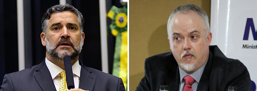 Em duro discurso nesta terça-feira, 22, na Câmara, o deputado Paulo Pimenta reagiu às declarações do procurador Carlos Fernando dos Santos Lima sobre a participação do PT nas irregularidades investigadas pela operação Lava Jato; para Pimenta, ao invés de se combater a corrupção de maneira "imparcial, sóbria e profunda" tenha se optado por fazer uma "caçada" ao PT; "Para criminalizar o PT, há quem aceite e faça vista-grossa, infelizmente, a todo o tipo de corrupção que envolve outros atores e outros partidos políticos", afirmou; "Então se há compra de votos é só em nível federal? É só o PT que está à frente da administração pública no Brasil? E onde o PSDB governa, lá não paira nenhuma desconfiança?", questiona (Foto: Aquiles Lins) Em duro discurso nesta terça-feira, 22, na Câmara, o deputado Paulo Pimenta reagiu às declarações do procurador Carlos Fernando dos Santos Lima sobre a participação do PT nas irregularidades investigadas pela operação Lava Jato; para Pimenta, ao invés de se combater a corrupção de maneira "imparcial, sóbria e profunda" tenha se optado por fazer uma "caçada" ao PT; "Para criminalizar o PT, há quem aceite e faça vista-grossa, infelizmente, a todo o tipo de corrupção que envolve outros atores e outros partidos políticos", afirmou; "Então se há compra de votos é só em nível federal? É só o PT que está à frente da administração pública no Brasil? E onde o PSDB governa, lá não paira nenhuma desconfiança?", questiona
