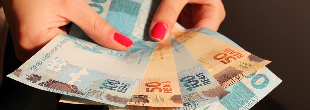 Mais uma vez, os vencimentos serão pagos de forma parcelada; conforme noticiou o 247 com exclusividade, a administração não conseguiu acessar os recursos dos depósitos judiciais que estão no Banco do Brasil, o que impediu o pagamento integral dos salários até o último dia do mês; no dia 30, receberão integralmente os servidores da Secretaria da Educação; no dia seguinte, será a vez dos funcionários da Secretaria da Saúde, Detran, Ipesaúde, Sergipe Previdência, Jucese, Adema e Segrase; também no dia 1º de outubro receberão aposentados, pensionistas e demais servidores da administração direta e indireta até o limite de R$ 2,5 mil; até o dia 10 de outubro, o restante do salário será debitado (Foto: Valter Lima) Mais uma vez, os vencimentos serão pagos de forma parcelada; conforme noticiou o 247 com exclusividade, a administração não conseguiu acessar os recursos dos depósitos judiciais que estão no Banco do Brasil, o que impediu o pagamento integral dos salários até o último dia do mês; no dia 30, receberão integralmente os servidores da Secretaria da Educação; no dia seguinte, será a vez dos funcionários da Secretaria da Saúde, Detran, Ipesaúde, Sergipe Previdência, Jucese, Adema e Segrase; também no dia 1º de outubro receberão aposentados, pensionistas e demais servidores da administração direta e indireta até o limite de R$ 2,5 mil; até o dia 10 de outubro, o restante do salário será debitado