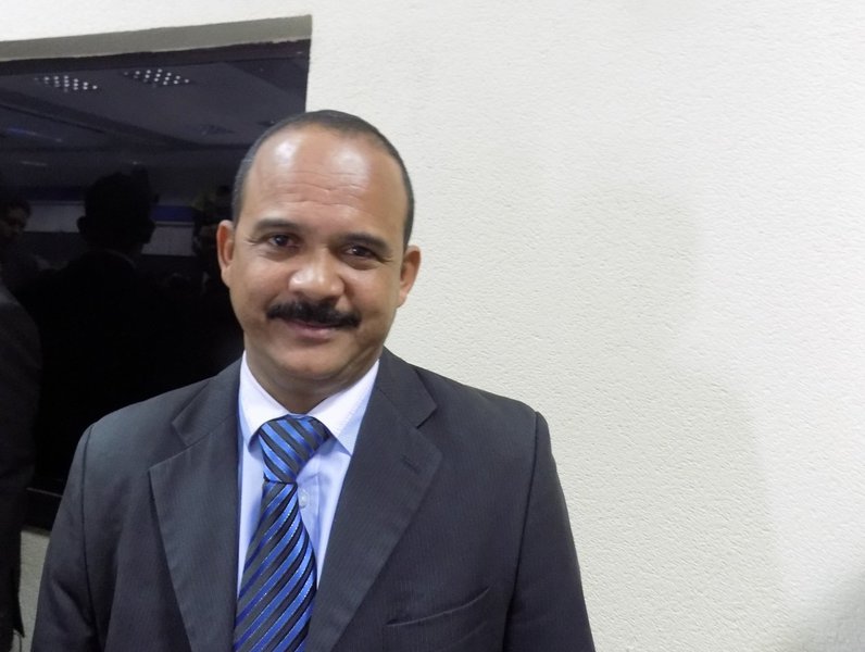 Os partidos que compõem a base do governo municipal de Camaçari se juntaram para cobrar rigor nas investigações contra o vereador Antônio Elinaldo, do DEM, que foi preso na quinta-feira (10) sob acusação de organizar e comandar o 'jogo do bicho' na maior cidade da Região Metropolitana de Salvador; leia íntegra da nota assinada por PT (partido do prefeito Ademar Delgado), PMN, PSL, PROS, PR, PCdoB, PSB, PV, PTC, PHS e PTdoB (Foto: Romulo Faro) Os partidos que compõem a base do governo municipal de Camaçari se juntaram para cobrar rigor nas investigações contra o vereador Antônio Elinaldo, do DEM, que foi preso na quinta-feira (10) sob acusação de organizar e comandar o 'jogo do bicho' na maior cidade da Região Metropolitana de Salvador; leia íntegra da nota assinada por PT (partido do prefeito Ademar Delgado), PMN, PSL, PROS, PR, PCdoB, PSB, PV, PTC, PHS e PTdoB