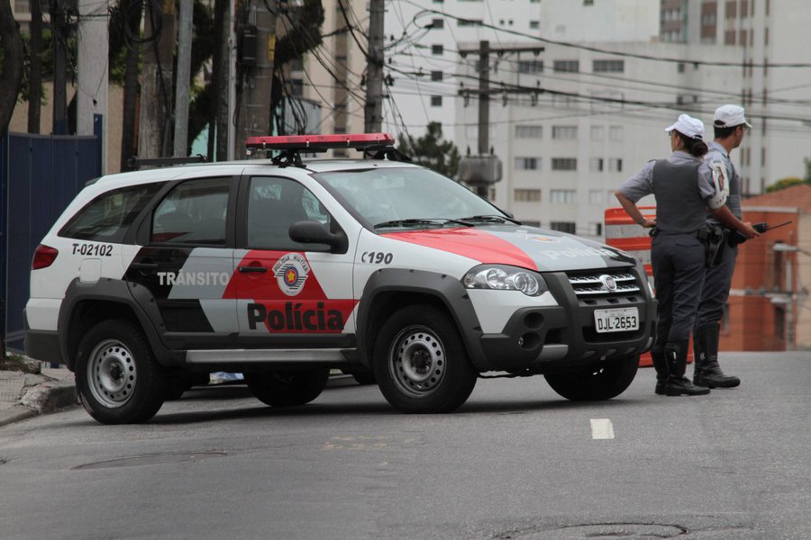 Dados da 9ª edição do Anuário de Segurança Pública, que será lançado na próxima semana pelo Fórum Brasileiro de Segurança Pública, revelam que policiais civis e militares mataram pelo menos 3.022 pessoas no Brasil em 2014, uma média de oito por dia; essas mortes por policiais em 2014 representam crescimento de 37% em relação a 2013, puxado principalmente pelo avanço da letalidade em SP (57,2%) e Rio (40,4%); e em 2015 as taxas continuam em alta nesses dois estados (Foto: Romulo Faro) www.brasil247.com - Dados da 9ª edição do Anuário de Segurança Pública, que será lançado na próxima semana pelo Fórum Brasileiro de Segurança Pública, revelam que policiais civis e militares mataram pelo menos 3.022 pessoas no Brasil em 2014, uma média de oito por dia; essas mortes por policiais em 2014 representam crescimento de 37% em relação a 2013, puxado principalmente pelo avanço da letalidade em SP (57,2%) e Rio (40,4%); e em 2015 as taxas continuam em alta nesses dois estados