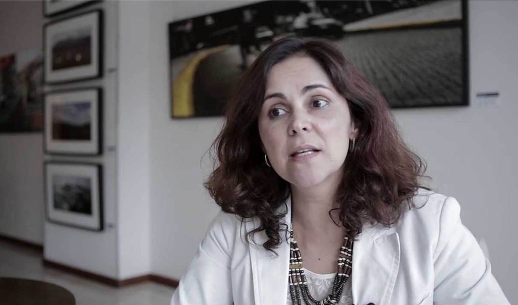 Procuradora da República e presidenta da Comissão Especial sobre Mortos e Desaparecidos Políticos da Secretaria de Direitos Humanos, Eugênia Gonzaga, defende que o Supremo Tribunal Federal (STF) revise a Lei de Anistia, de maneira que os agentes do Estado possam ser responsabilizados pelos crimes e violações de direitos humanos cometidos durante a ditadura militar. "Nenhuma das ações de responsabilização foi para frente por causa da interpretação que ainda existe no país sobre a validade da lei para agentes da ditadura, isso a despeito da decisão da Corte Interamericana de Direitos Humanos", disse (Foto: Paulo Emílio) Procuradora da República e presidenta da Comissão Especial sobre Mortos e Desaparecidos Políticos da Secretaria de Direitos Humanos, Eugênia Gonzaga, defende que o Supremo Tribunal Federal (STF) revise a Lei de Anistia, de maneira que os agentes do Estado possam ser responsabilizados pelos crimes e violações de direitos humanos cometidos durante a ditadura militar. "Nenhuma das ações de responsabilização foi para frente por causa da interpretação que ainda existe no país sobre a validade da lei para agentes da ditadura, isso a despeito da decisão da Corte Interamericana de Direitos Humanos", disse