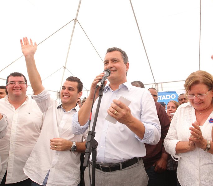 Os 70 mil moradores das sedes e de 27 localidades rurais dos municípios de Esplanada, Acajutiba e Aporá, no Território de Identidade do Litoral Norte e Agreste Baiano, já têm acesso à água de qualidade; o governador Rui Costa entregou nesta sexta-feira, em Esplanada, o sistema integrado de abastecimento que vai atender a região. "Hoje estou fazendo a inauguração simbólica de um equipamento de R$ 3,6 milhões para regularizar o abastecimento de água, que é sinônimo de saúde para a população", afirmou Rui (Foto: Romulo Faro) Os 70 mil moradores das sedes e de 27 localidades rurais dos municípios de Esplanada, Acajutiba e Aporá, no Território de Identidade do Litoral Norte e Agreste Baiano, já têm acesso à água de qualidade; o governador Rui Costa entregou nesta sexta-feira, em Esplanada, o sistema integrado de abastecimento que vai atender a região. "Hoje estou fazendo a inauguração simbólica de um equipamento de R$ 3,6 milhões para regularizar o abastecimento de água, que é sinônimo de saúde para a população", afirmou Rui