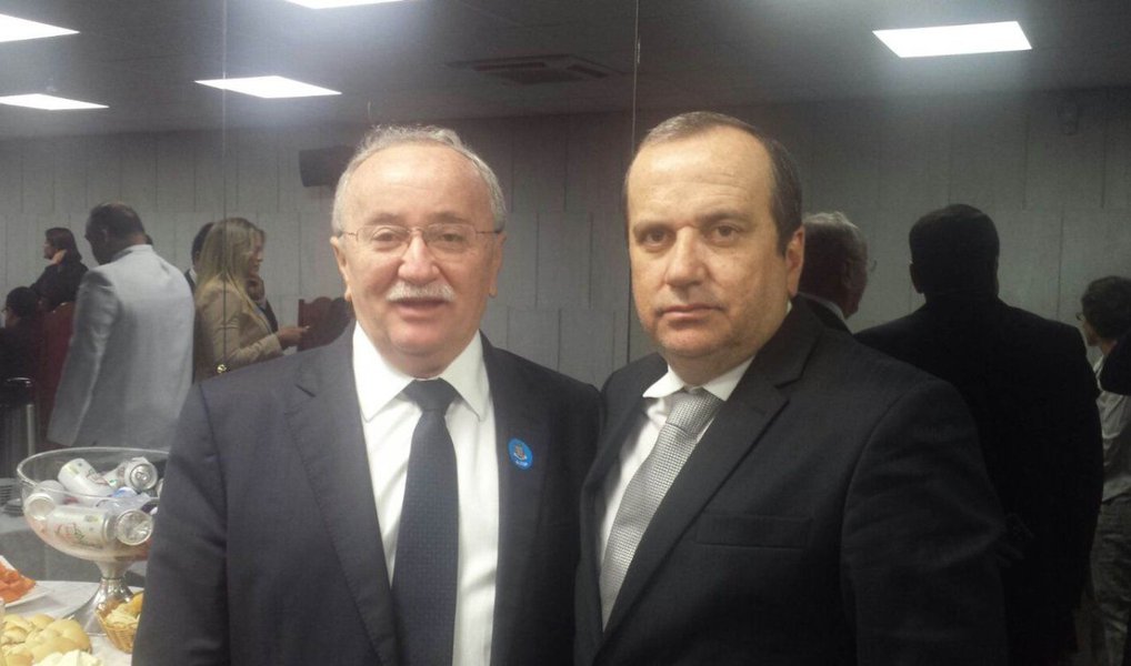 A 6ª Vara Federal, em Itabaiana, determinou nesta terça (22) o afastamento do diretor-geral da Assembleia Legislativa, Roberto Bispo, do cargo; ele é irmão do presidente da Casa, deputado estadual Luciano Bispo (PMDB); na ação, movida pelo MP, ambos são acusados de improbidade administrativa, na gestão da prefeitura de Itabaiana, entre os anos de 2003 e 2004; o caso de Luciano ainda tramita no Superior Tribunal de Justiça; a Assembleia recorrerá da decisão contra Roberto; interinamente, assume o cargo de diretor geral Alexandre Argolo, que acumulará a função com a de diretor jurídico; Roberto Bispo tem sido apontado como provável candidato a prefeito do grupo liderado por seu irmão em Itabaiana (Foto: Valter Lima) A 6ª Vara Federal, em Itabaiana, determinou nesta terça (22) o afastamento do diretor-geral da Assembleia Legislativa, Roberto Bispo, do cargo; ele é irmão do presidente da Casa, deputado estadual Luciano Bispo (PMDB); na ação, movida pelo MP, ambos são acusados de improbidade administrativa, na gestão da prefeitura de Itabaiana, entre os anos de 2003 e 2004; o caso de Luciano ainda tramita no Superior Tribunal de Justiça; a Assembleia recorrerá da decisão contra Roberto; interinamente, assume o cargo de diretor geral Alexandre Argolo, que acumulará a função com a de diretor jurídico; Roberto Bispo tem sido apontado como provável candidato a prefeito do grupo liderado por seu irmão em Itabaiana