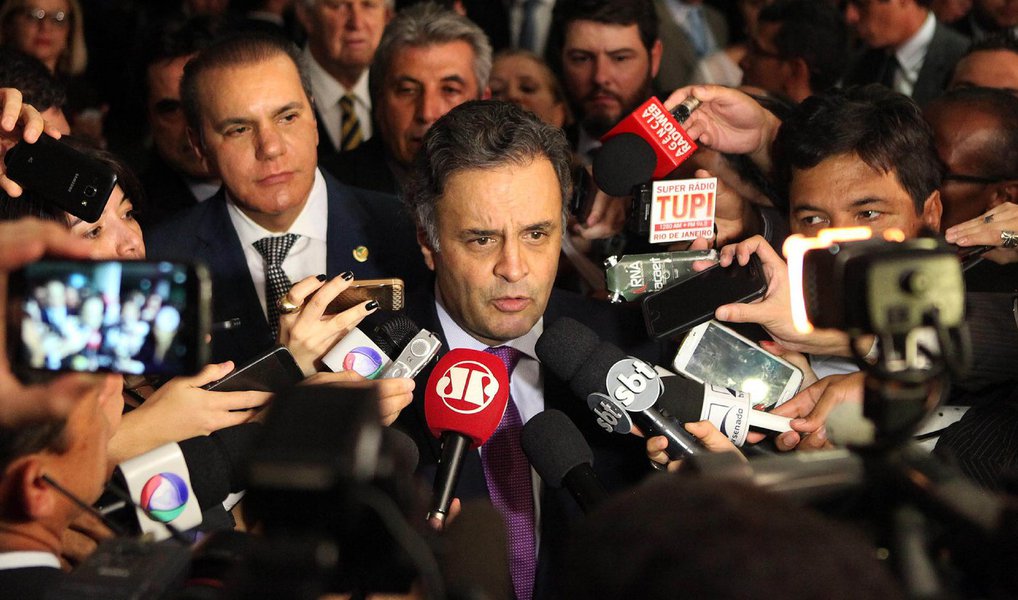 Em entrevista nesta terça (8), o presidente do PSDB, senador Aécio Neves, disse que "é natural" que o vice-presidente Michel Temer (PMDB) seja investigado sobre a assinatura de decretos autorizando gastos extraordinários; mas evitou fazer juízo de valor sobre o assunto; "Não tenho essas informações ainda para dizer se ocorreram ou não", afirmou; o tucano também disse que a carta de Temer para Dilma representa um rompimento com o governo, mas frisou que "houve ali um destaque excessivo para nomeação ou ausência de nomeações" (Foto: Valter Lima) Em entrevista nesta terça (8), o presidente do PSDB, senador Aécio Neves, disse que "é natural" que o vice-presidente Michel Temer (PMDB) seja investigado sobre a assinatura de decretos autorizando gastos extraordinários; mas evitou fazer juízo de valor sobre o assunto; "Não tenho essas informações ainda para dizer se ocorreram ou não", afirmou; o tucano também disse que a carta de Temer para Dilma representa um rompimento com o governo, mas frisou que "houve ali um destaque excessivo para nomeação ou ausência de nomeações"