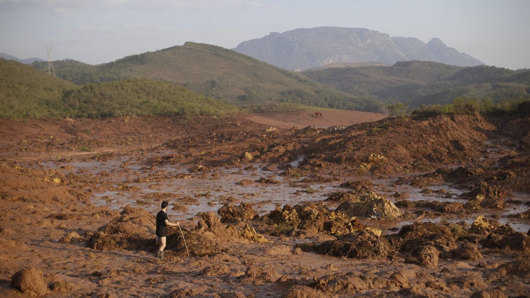 A tragédia que acometeu a pequena cidade de Mariana, em Minas Gerais, começa a ganhar novos contornos por causa do bloqueio do dinheiro da Samarco, mineradora responsável pela barragem que rompeu e inundou o município com rejeitos minerais; a mineradora divulgou comunicado informando que estão suspensos os pagamentos de funcionários e fornecedores, previstos para segunda-feira (30); a Samarco diz que não pagará por conta de medidas que 'não estão sob sua alçada', e pediu judicialmente o desbloqueio; "A empresa informa que já solicitou a liberação ao juízo de Mariana e aguarda sua decisão para cumprir todos os seus compromissos financeiros", diz a nota (Foto: Romulo Faro) A tragédia que acometeu a pequena cidade de Mariana, em Minas Gerais, começa a ganhar novos contornos por causa do bloqueio do dinheiro da Samarco, mineradora responsável pela barragem que rompeu e inundou o município com rejeitos minerais; a mineradora divulgou comunicado informando que estão suspensos os pagamentos de funcionários e fornecedores, previstos para segunda-feira (30); a Samarco diz que não pagará por conta de medidas que 'não estão sob sua alçada', e pediu judicialmente o desbloqueio; "A empresa informa que já solicitou a liberação ao juízo de Mariana e aguarda sua decisão para cumprir todos os seus compromissos financeiros", diz a nota