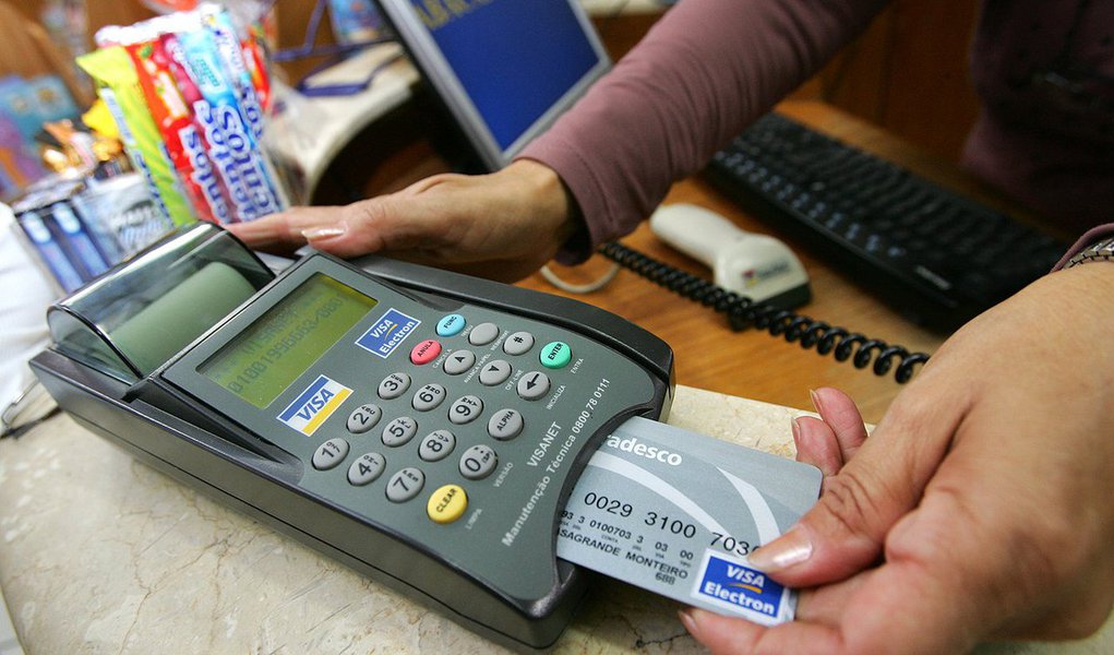 Essa foi a taxa de juros que mais subiu para as famílias; já a do cheque especial, chegou a 263,7% ao ano; a taxa do cheque especial subiu 10,5 pontos percentuais e a do rotativo do cartão de crédito, 10,8 ponto percentual, de agosto para setembro (Foto: Gisele Federicce) Essa foi a taxa de juros que mais subiu para as famílias; já a do cheque especial, chegou a 263,7% ao ano; a taxa do cheque especial subiu 10,5 pontos percentuais e a do rotativo do cartão de crédito, 10,8 ponto percentual, de agosto para setembro